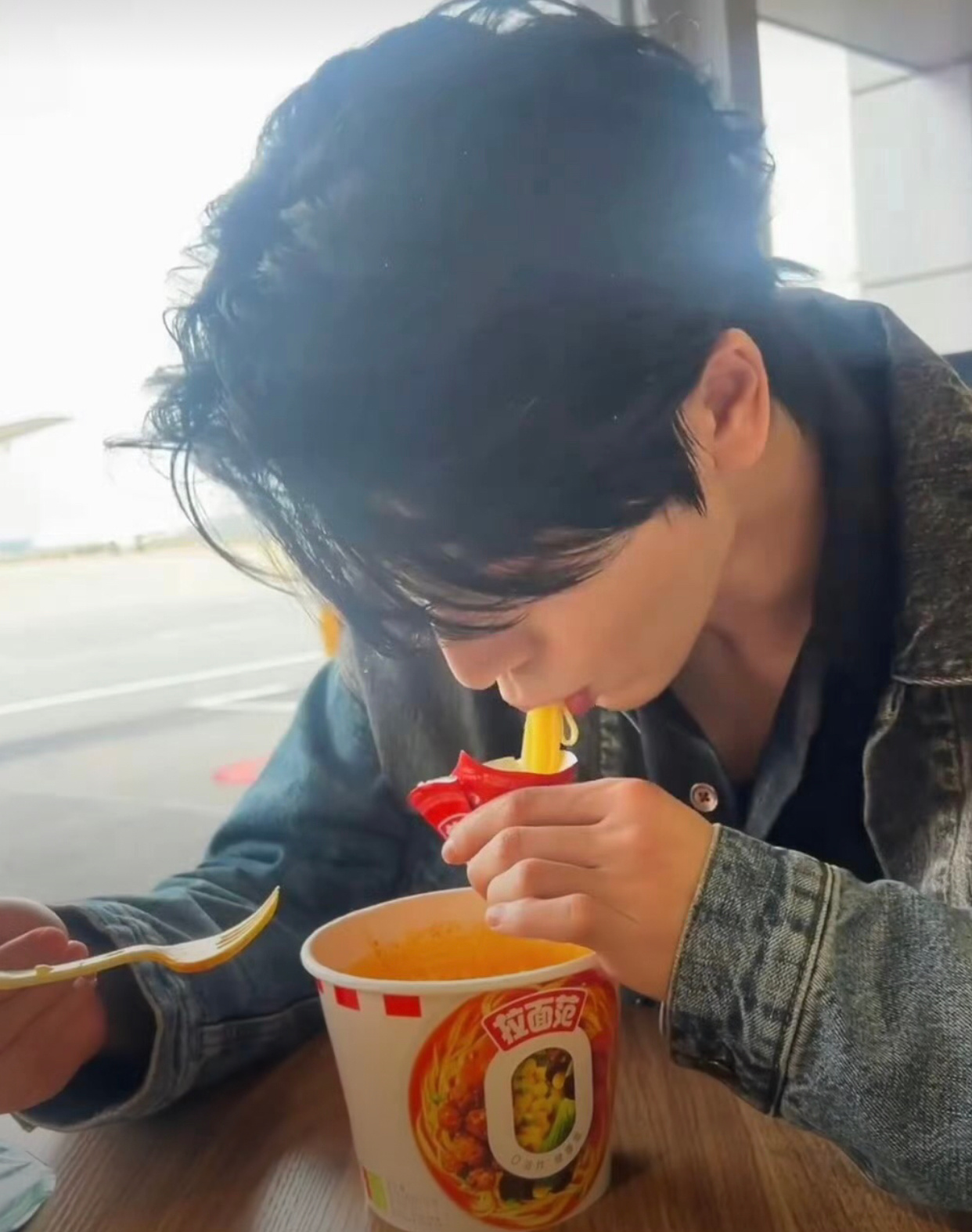 张凌赫机场被点名张凌赫这次机场差点误机也太有画面感了吧！上一秒还在慢悠悠地嗦泡面