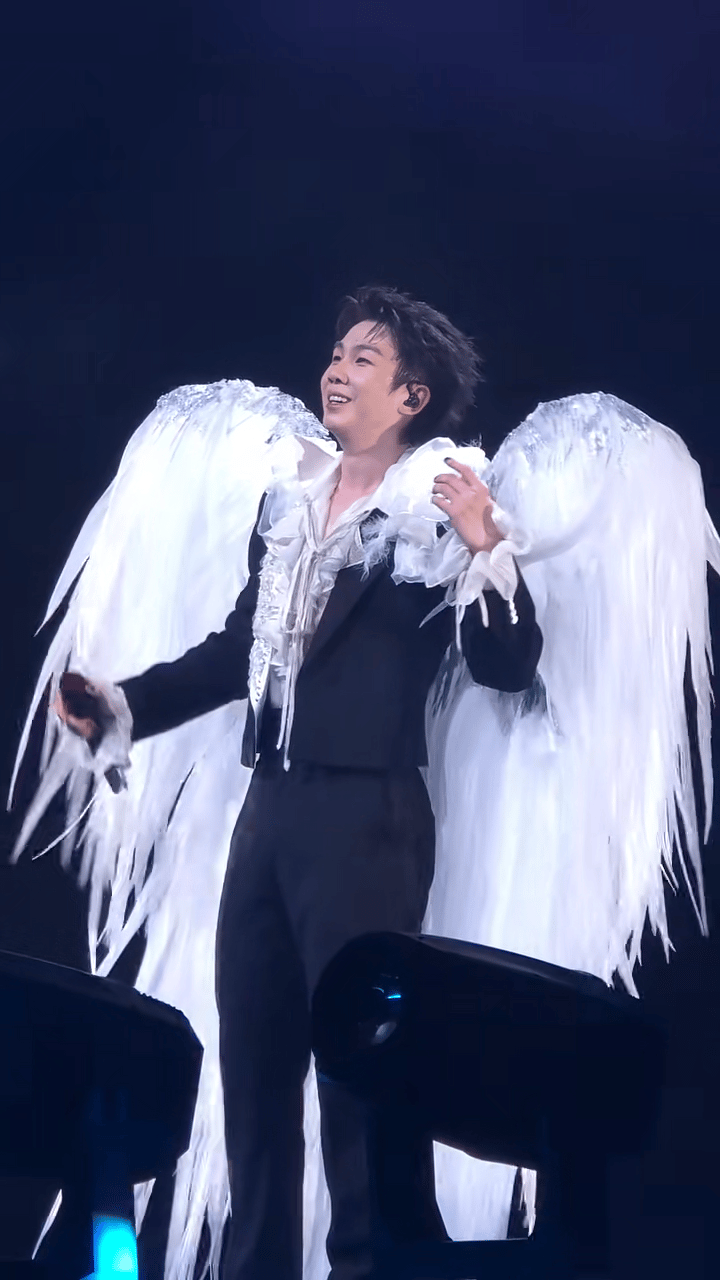 白举纲你神图有了 原来神图不需要刻意营造，当白举纲站在光里就已经足够。温柔的光勾