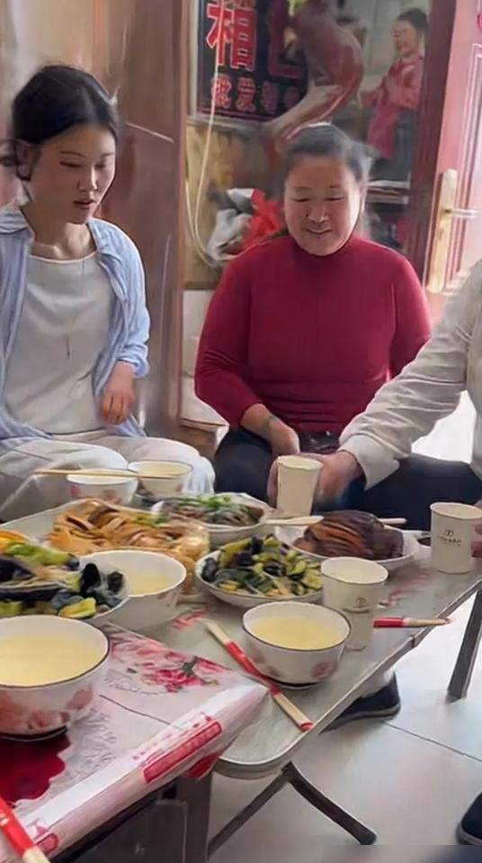 陈亚男的电脑里存着去年双11的截图，一天流水28万。
今年双11，她把同一台电