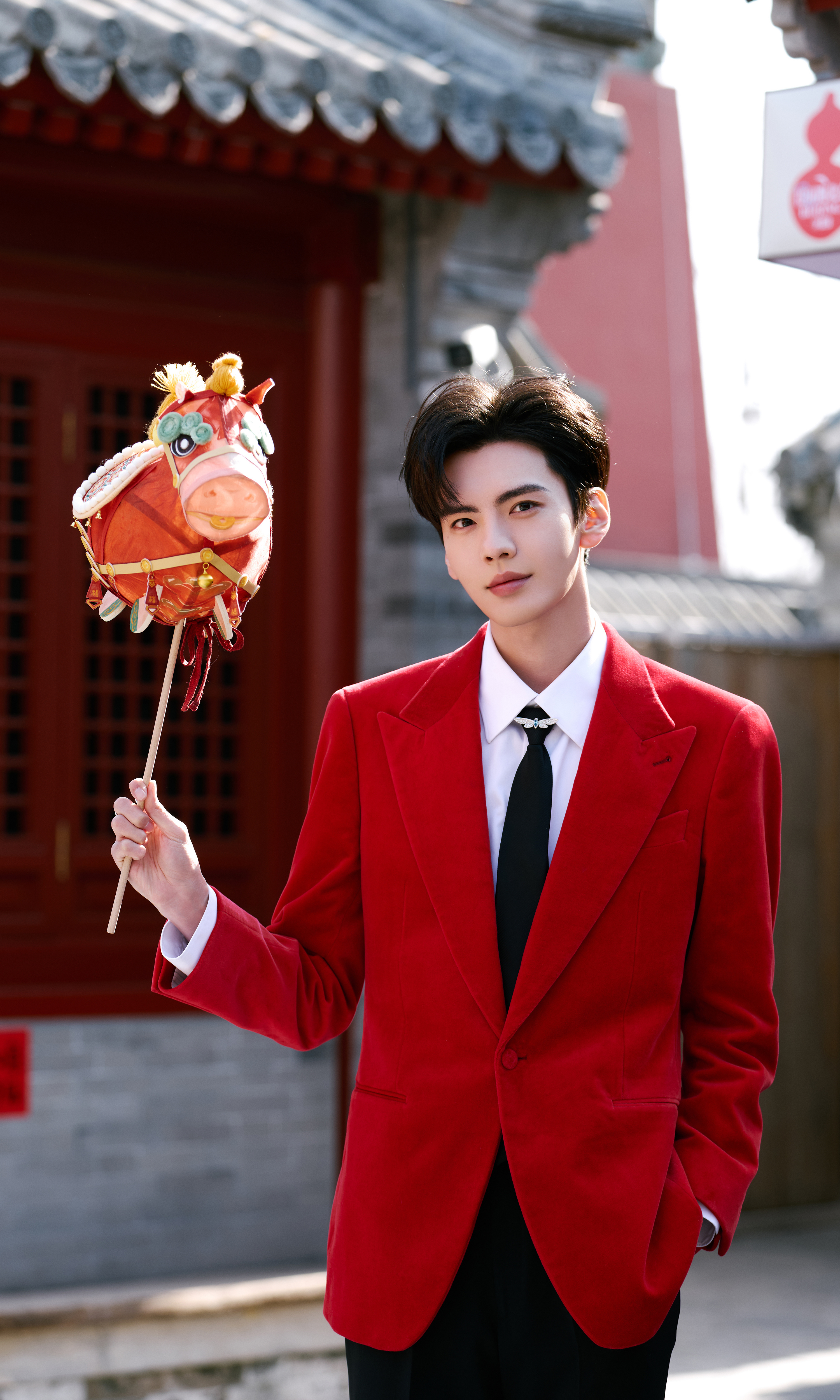 毕雯珺很周正的帅毕雯珺春晚《串门指南》造型封神！红丝绒西装挺拔贵气，手持瑞兽花灯