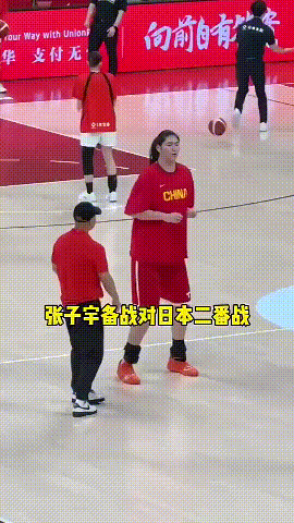 篮球说到底，还是高个子的运动，得篮下者得天下......张子宇面对日本球员的防守
