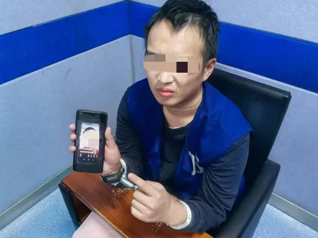 网络上，一男子竟冒充人贩子余华英儿子，自称他就是佘华英卖了的那个儿子。
他在多个