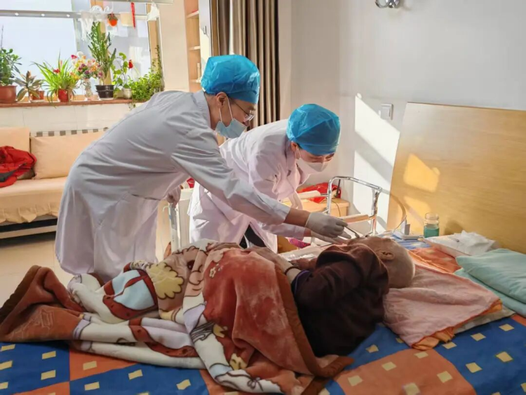 健康中国看山西：大同市第二人民医院口腔科上门诊疗 守护百岁老人健康