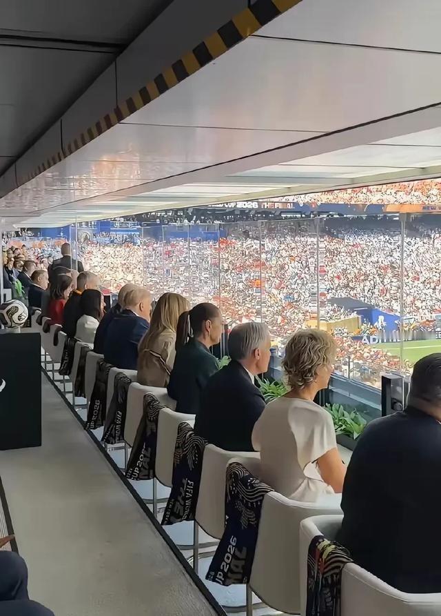 多国领导人隔着防弹玻璃观看世界杯！谁还说美国经济不行、科技不强，看看这块玻璃……