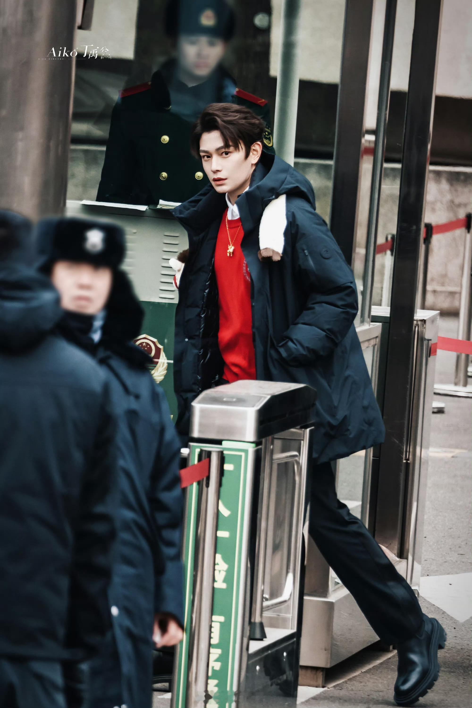 丁禹兮老凤祥多款同款火速售罄，这可是黄金啊海棠姐姐富婆姐姐们也疼疼我！丁禹兮围巾