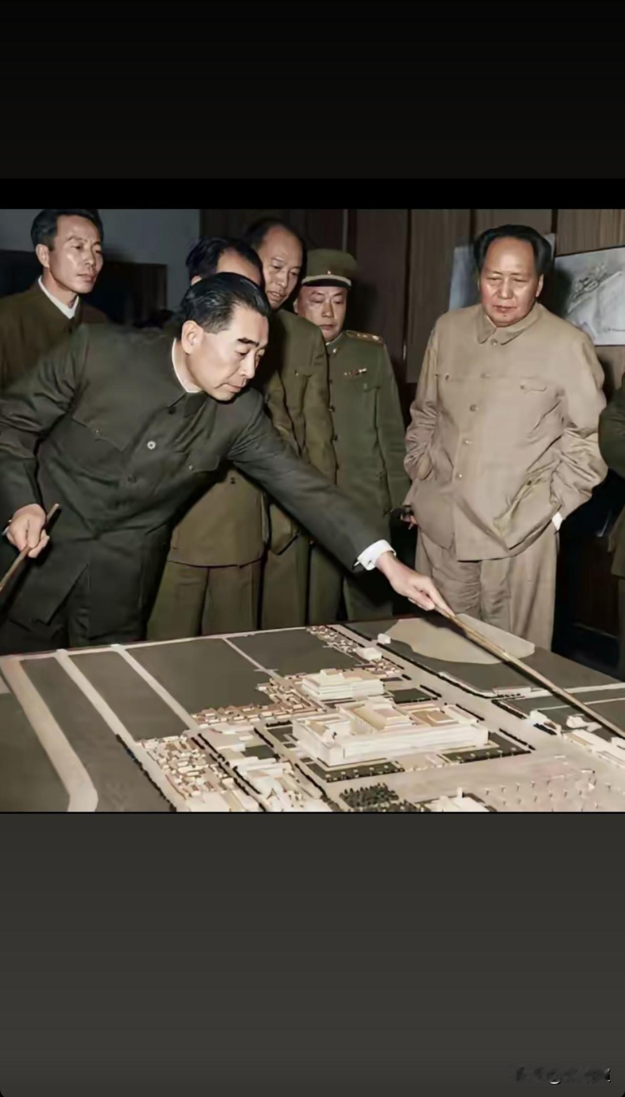 在这群先辈之中，有毛主席、周总理。他们不但是共和国的缔造者，更是共和国宏伟蓝图的