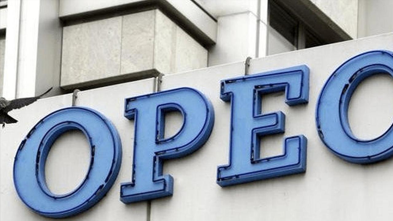 油价破百持续月余，中东产油国突然“退群”，全球能源市场迎来剧烈震荡，这场由能源供