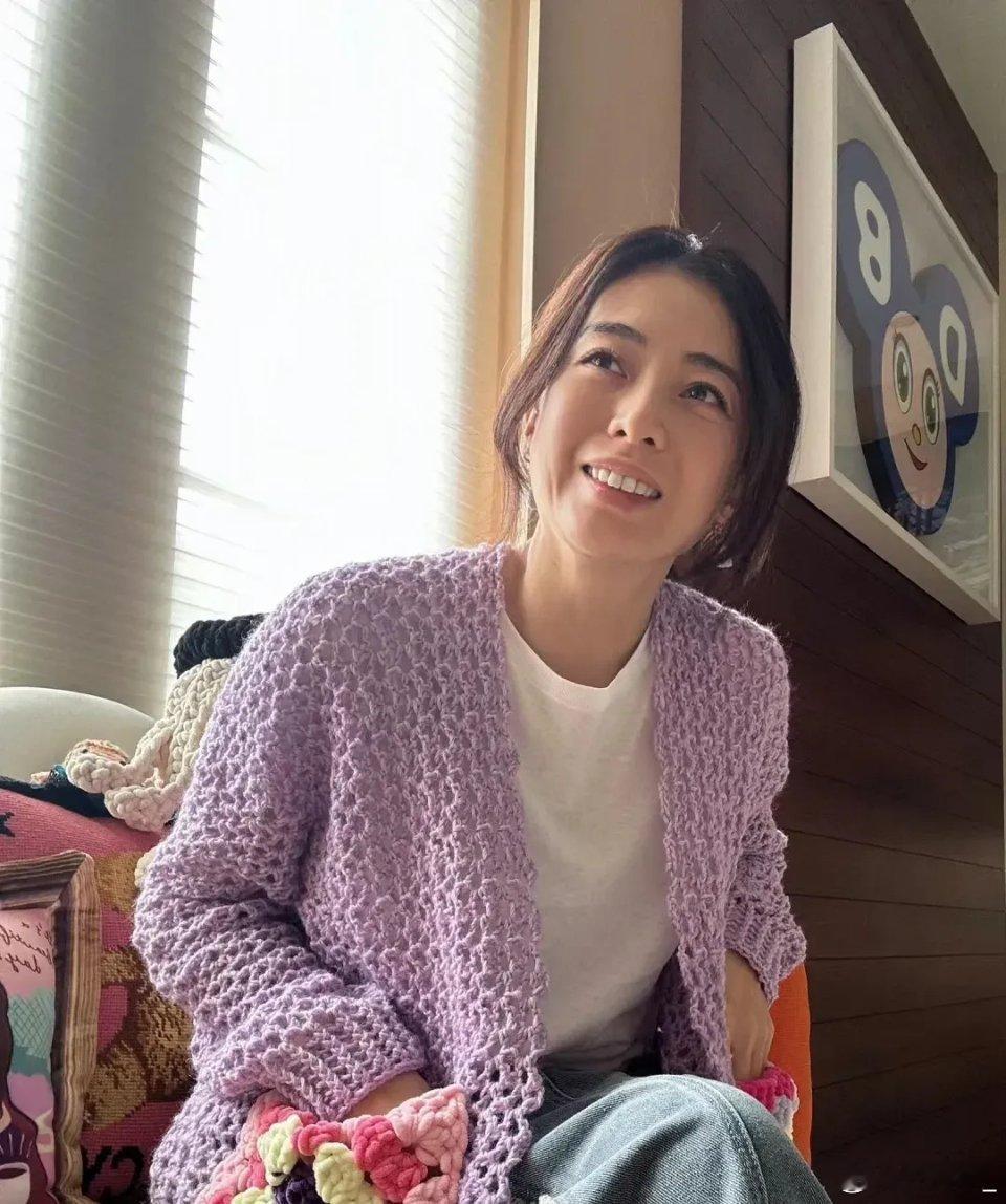 甘比icon今日晒出自己的靓照并且配文说，爱穿自己钩织的毛衣🧶。 ​​​