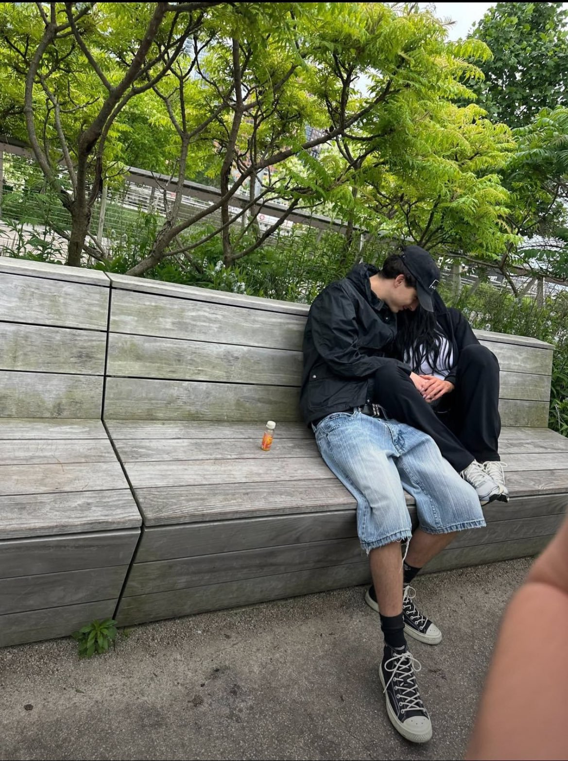 甜茶金小妹外出约会 在纽约街头约会的甜茶&金小妹，牵手散步、长椅上依偎贴贴，真情