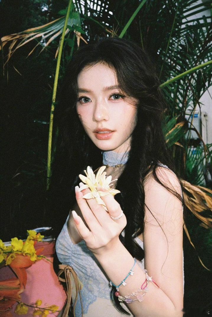 林允手臂肌肉线条林允的手臂肌肉线条，是属于运动女孩独有的美感。线条干净紧致，和她