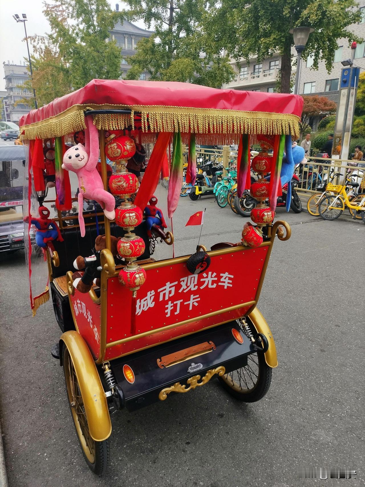 西安街头的迷你版城市观光车！可能是拉车老板自己定制的吧，目前在书院门一带还挺抢眼