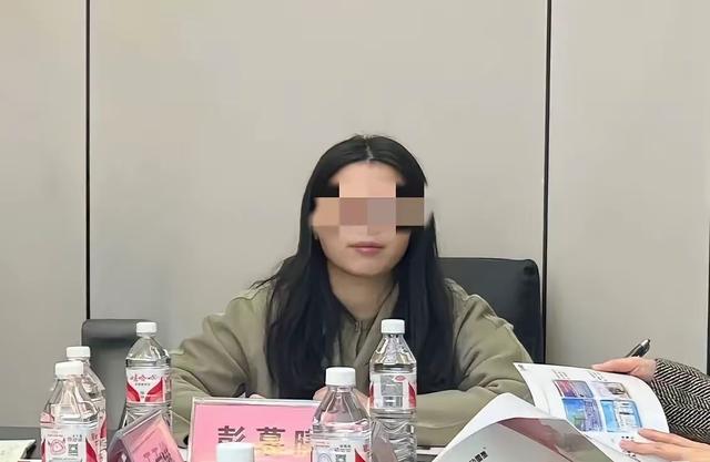 长沙女车主最终还是道歉了，这明显不是她内心的真实想法，迫于形势压力下的无奈妥协而