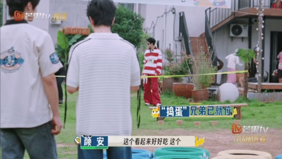 就怕五个人同时又捣乱又勤快这几个人凑在一起可以把天捅 破了[允悲] 我感觉他们几