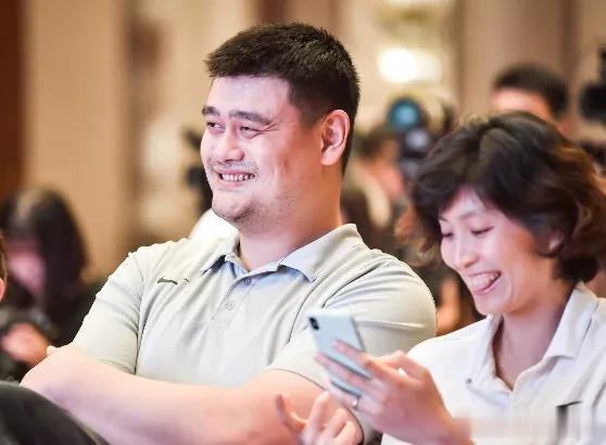”咱还是分房睡吧，我实在受不了你了！“姚明的妻子叶莉抱怨。只因为当时姚明体重已经