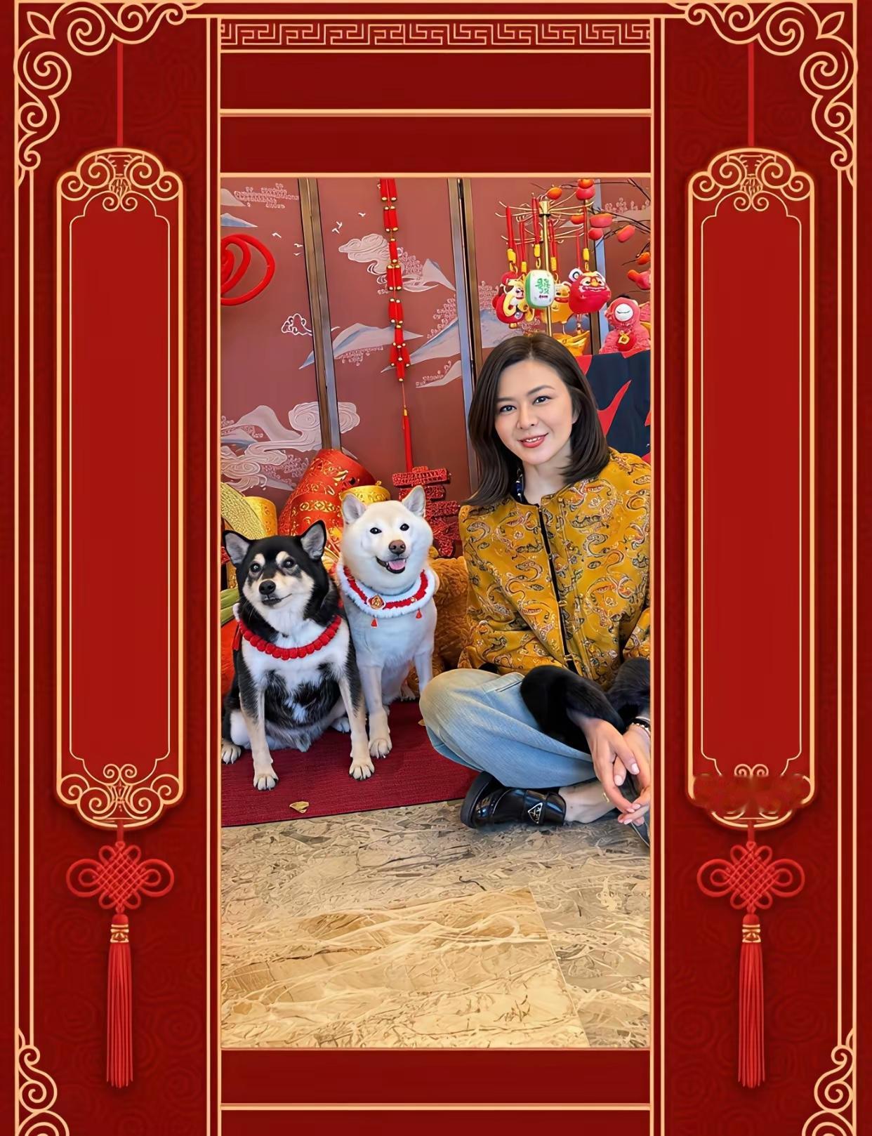 关之琳新年照美爆了！
照片中的关之琳身穿新中式黄色外套，内搭黑色打底，下穿蓝色牛