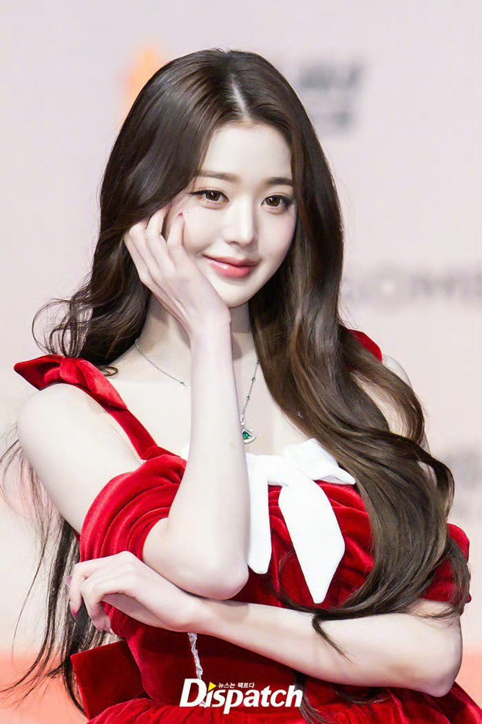 张元英 今日SBS歌谣大战红毯造型，一身红丝绒圣诞裙配BVLGARI 珠宝，如此