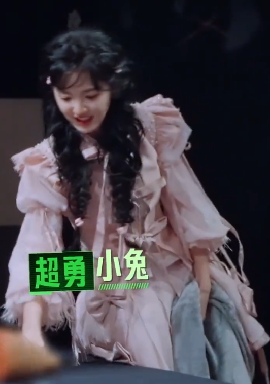 章若楠衣服粉粉伤人狠狠张凌赫章若楠太适合现偶了 张凌赫章若楠太适合现偶了，章若楠