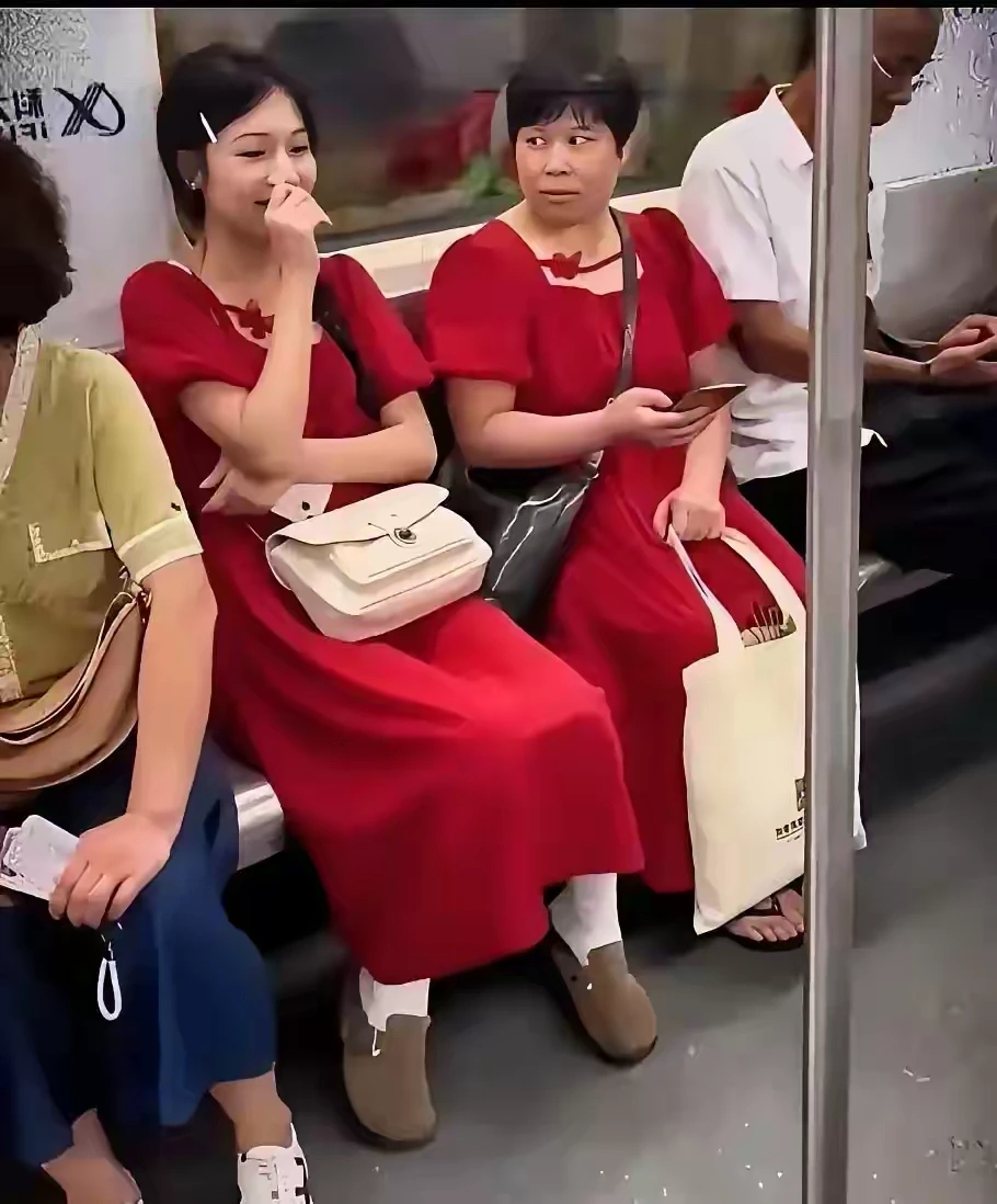 地铁上的尴尬一幕