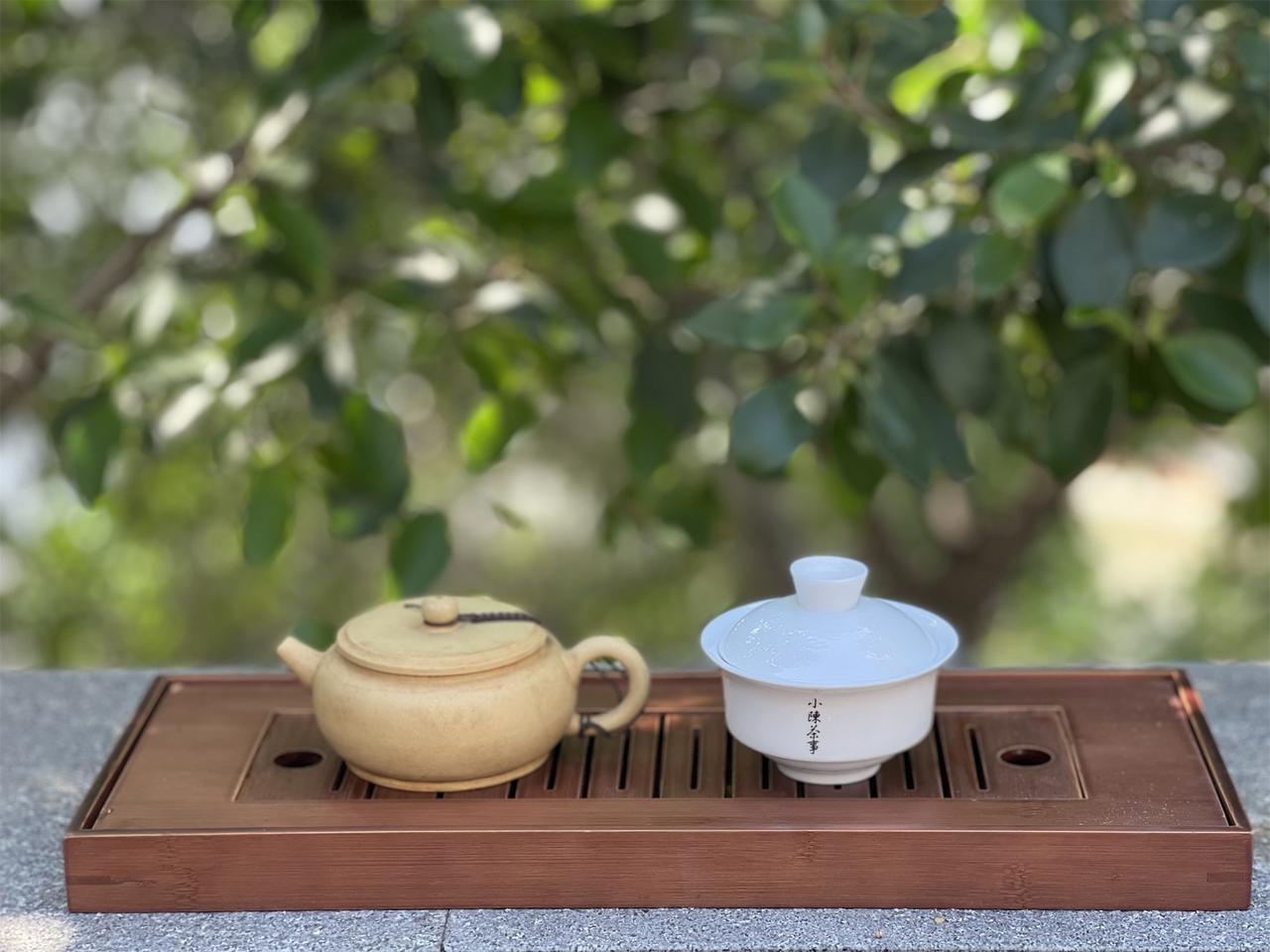 为什么适合泡茶新手的是白瓷盖碗，而不是紫砂壶？
很简单的道理，因为价格。
现代制
