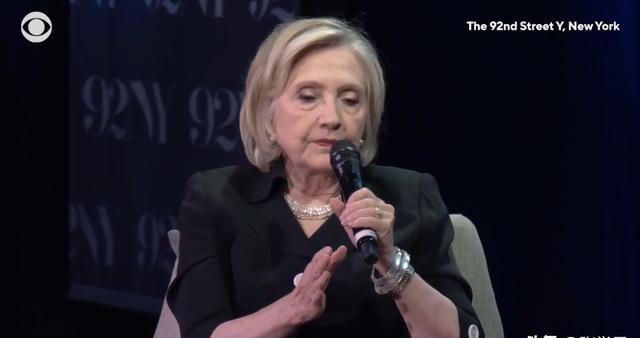 美国前国务卿希拉里表示，前总统拜登在2024年寻求连任是一个“严重错误”。

她