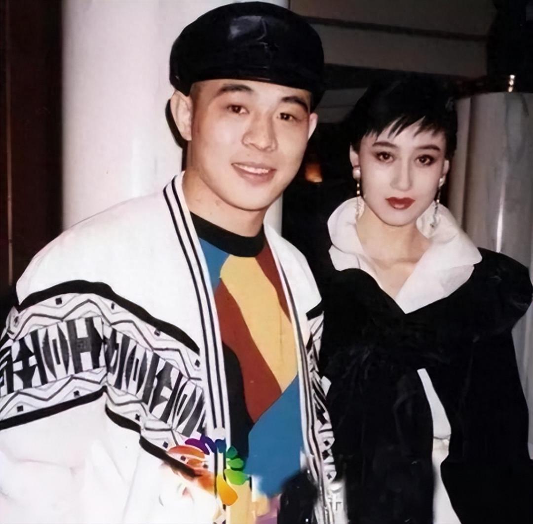 [呲牙] 这位女演员面对李连杰（图1），貌似和对之前刻意靠近过的赌王何鸿燊一样（
