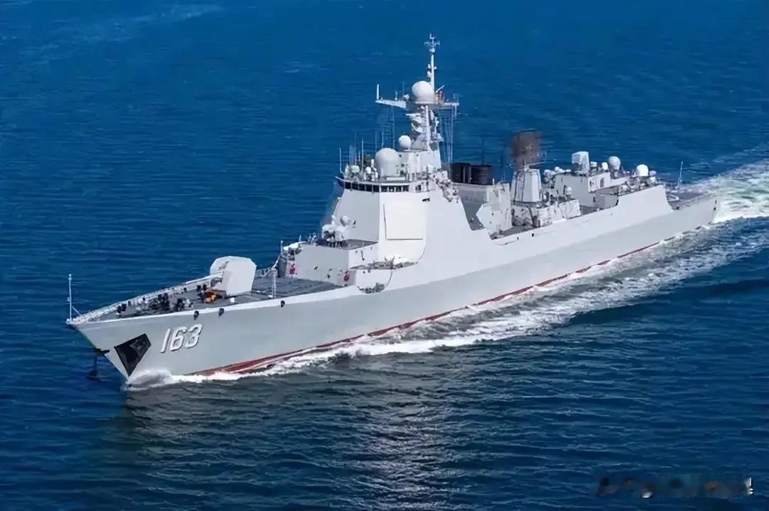 现代科技感十足的军舰，航行在广阔的海面上，尽显威武与力量！🚢🌊黑科技船舶 威