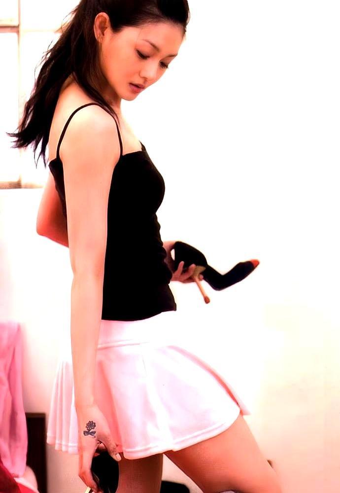 48岁客死日本，回看大S吃的哪是香蕉，是刮骨刀。她用命换来的惨白，根本不是健康。