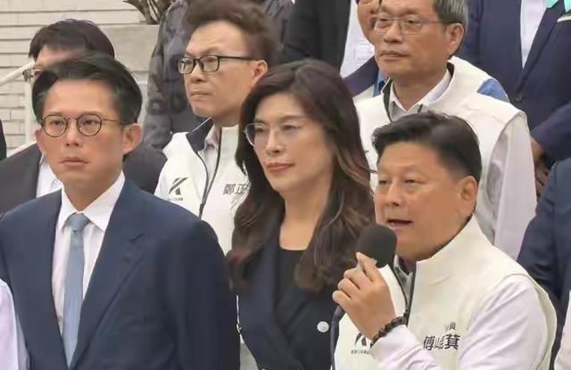 和统大门已关闭？一份军购案曾将台湾蓝白绿三方面具统统扯下，忽忽悠悠几十年，结果他
