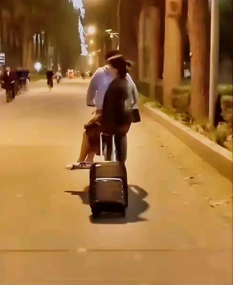 近日，网友吐槽一位家住远方的妈妈，通过长途跋涉，排除路上的千艰万难去看望就读于清