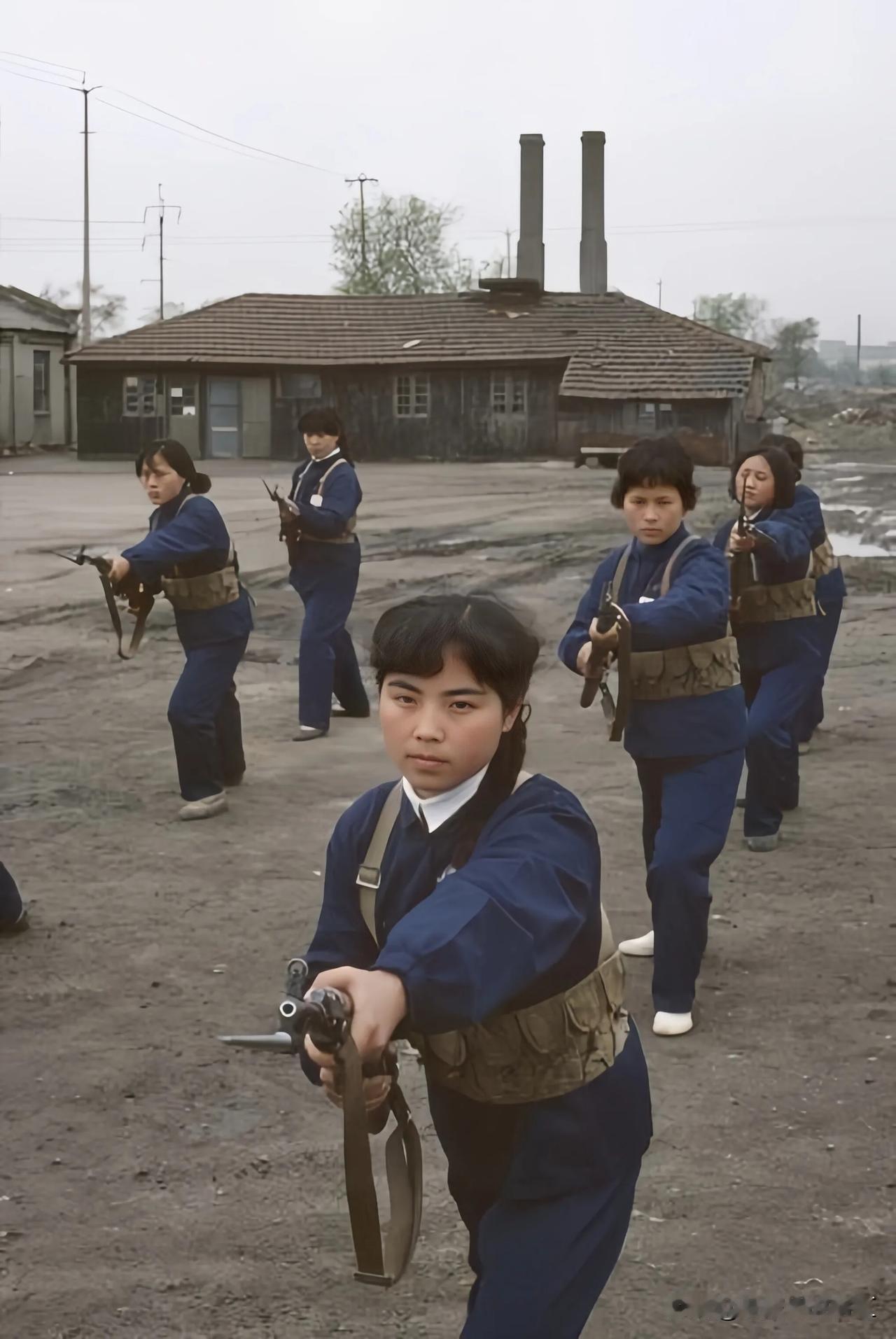 1976年，河北女民兵训练枪刺科目