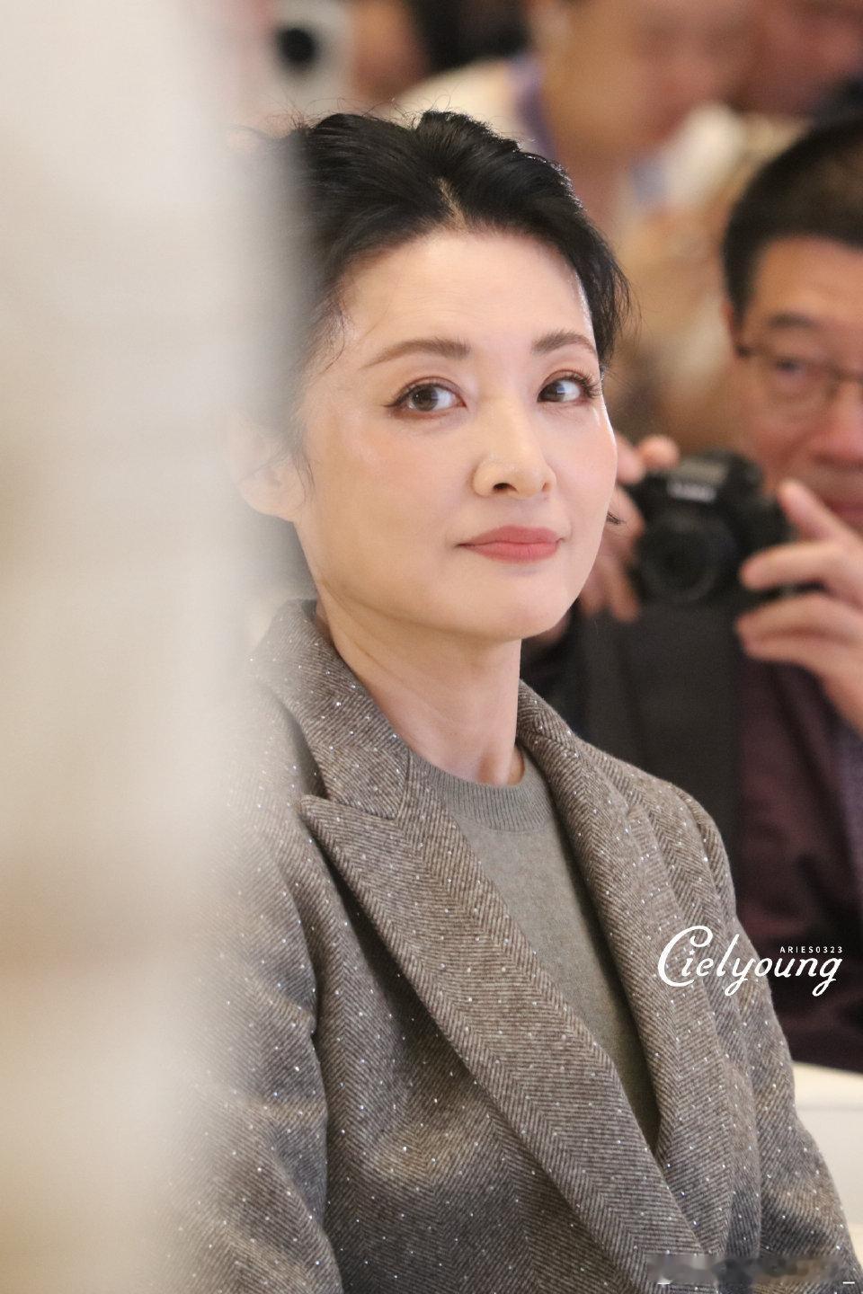 周涛这段发言我都有点智性恋了 周涛的发言自带魅力，通透解读生命的高贵，知识底蕴与