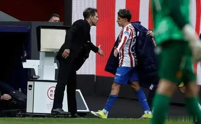 马卡：格子和小西蒙尼缺席，西蒙尼将带领18名球员挑战莱万特根据《马卡报》的报道，