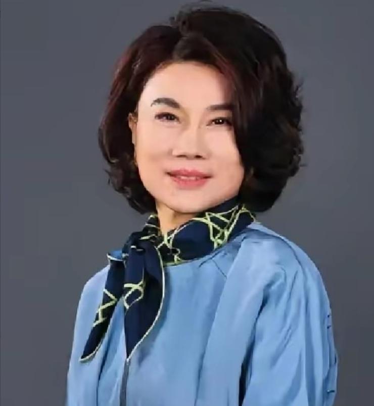 董明珠曾公开讲过一段令人印象深刻的往事：当年经销商找到她的哥哥，希望借亲属关系拿
