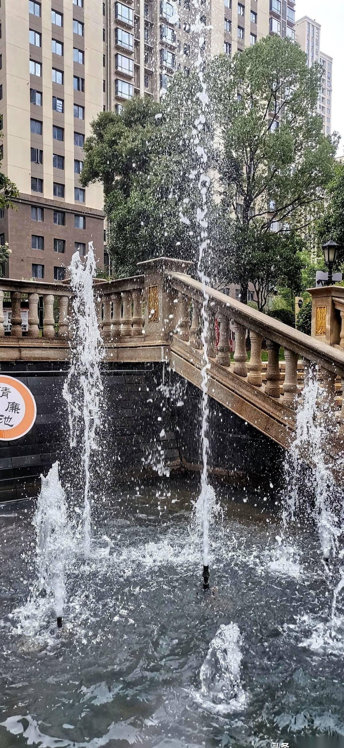 都快六十的人了，还做带颜色的梦，你说好笑不好笑。
梦里的人脸都记不清了，但那种心