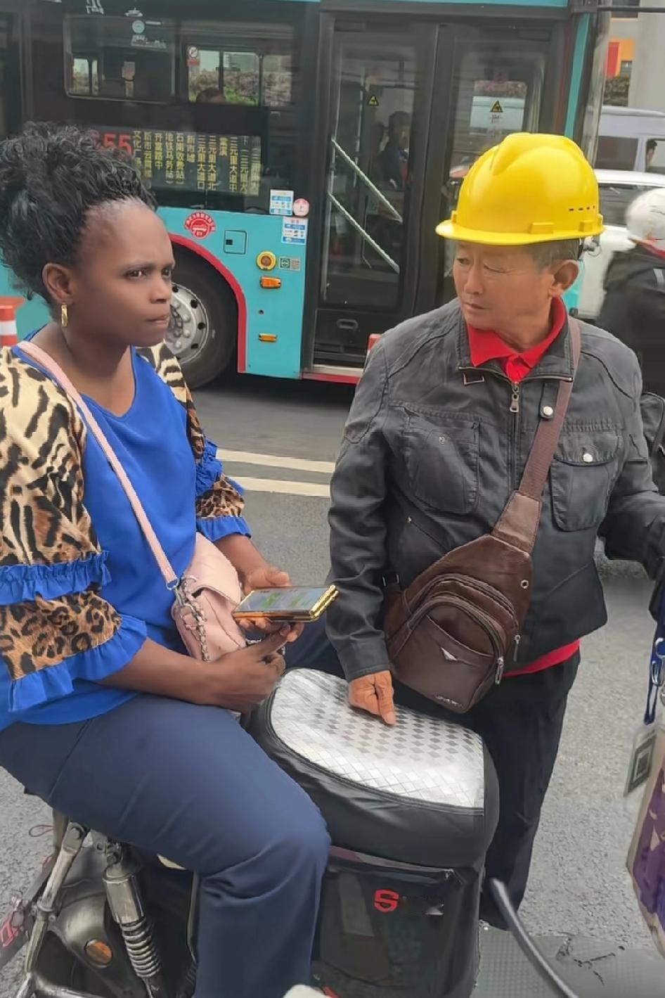 老外说给15元从越秀去花都虎岭，大爷说电瓶车到不了那么远，老外死活不下车给拉派出