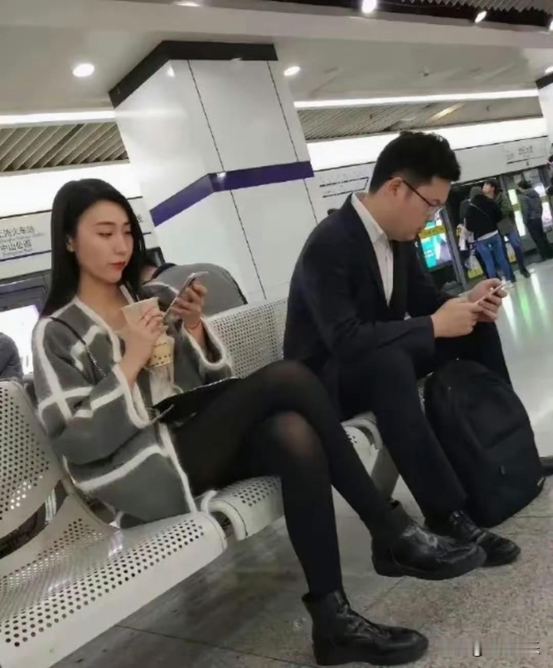 哥们是一点不敢抬头呀！