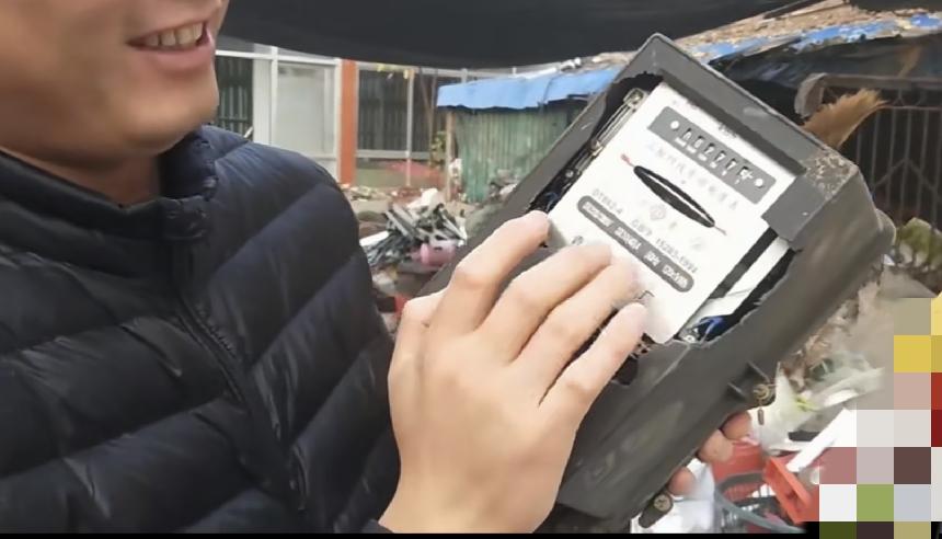 现在很多人回家，都不敢用电，用个小灯，家里也是非常节约，能不用电的地方尽量节省不