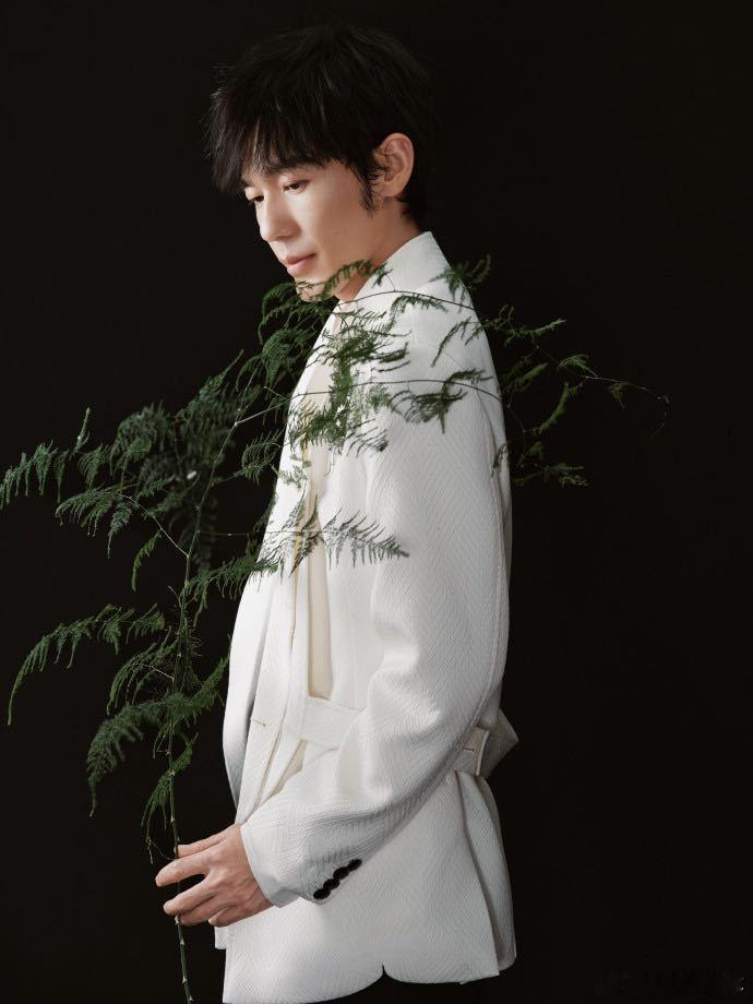 白宇中国网络视听盛典造型出图 白宇中国网络视听盛典造型太惊艳，眼神是最大亮点！像