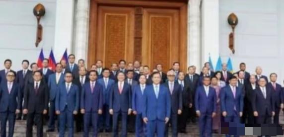 菲律宾 倒向了 美国 ， 新加坡 倒向了美国， 柬埔寨 倒向了美国， 越南 也在