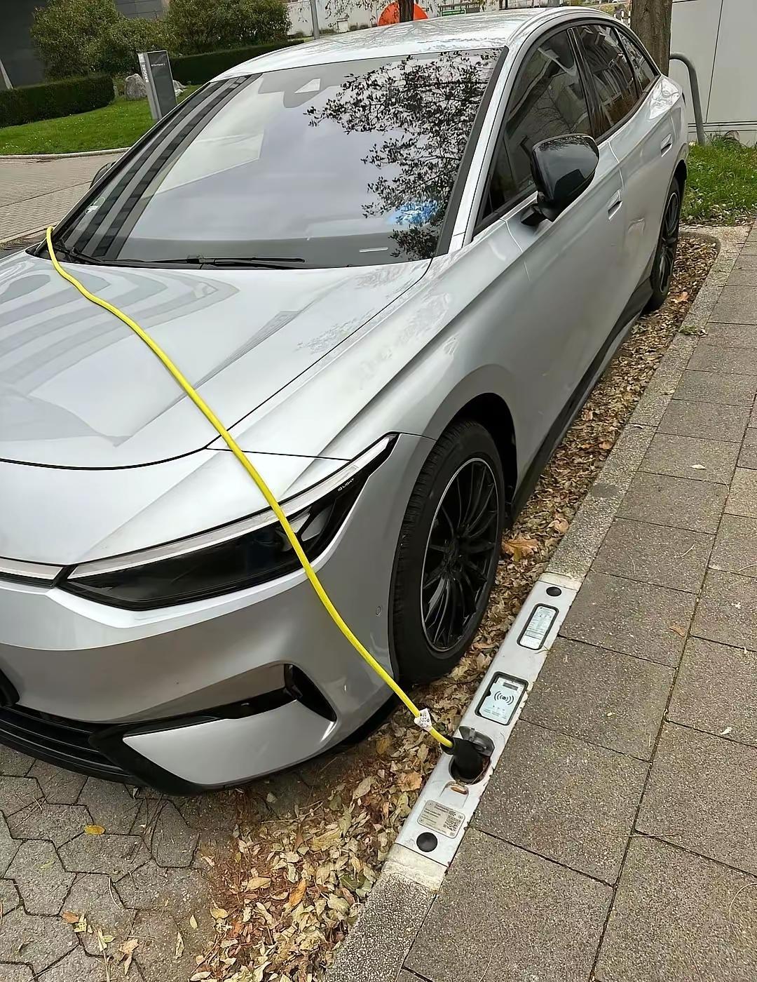 德国人真聪明，把充电桩装进了马路牙子，

虽然不占地方，不碍眼。

但缺点很多，