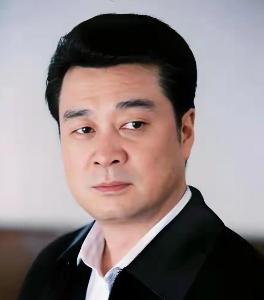 陈逸恒，我最喜欢的一位老演员。他沉稳帅气，有大帅风范。他多次饰演省长、副省长，可