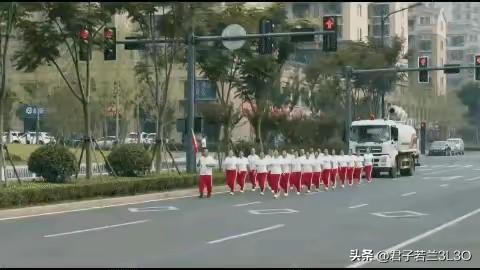 有人说这是对道路暴走团的最正确驱赶方式，我个人认为，如果换成污水车可能效果会更好