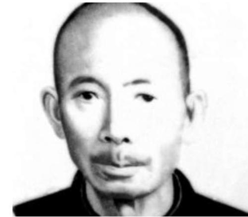 1976年，一名老人在北京军事博物馆参观时，看着四下无人，偷偷摸了一下文物，被工
