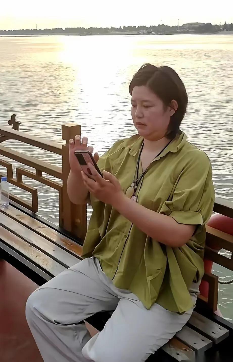 要不是有人提一句，还真不敢认。

照片里这位短发大姐，眯着眼，双下巴隐约可见，竟
