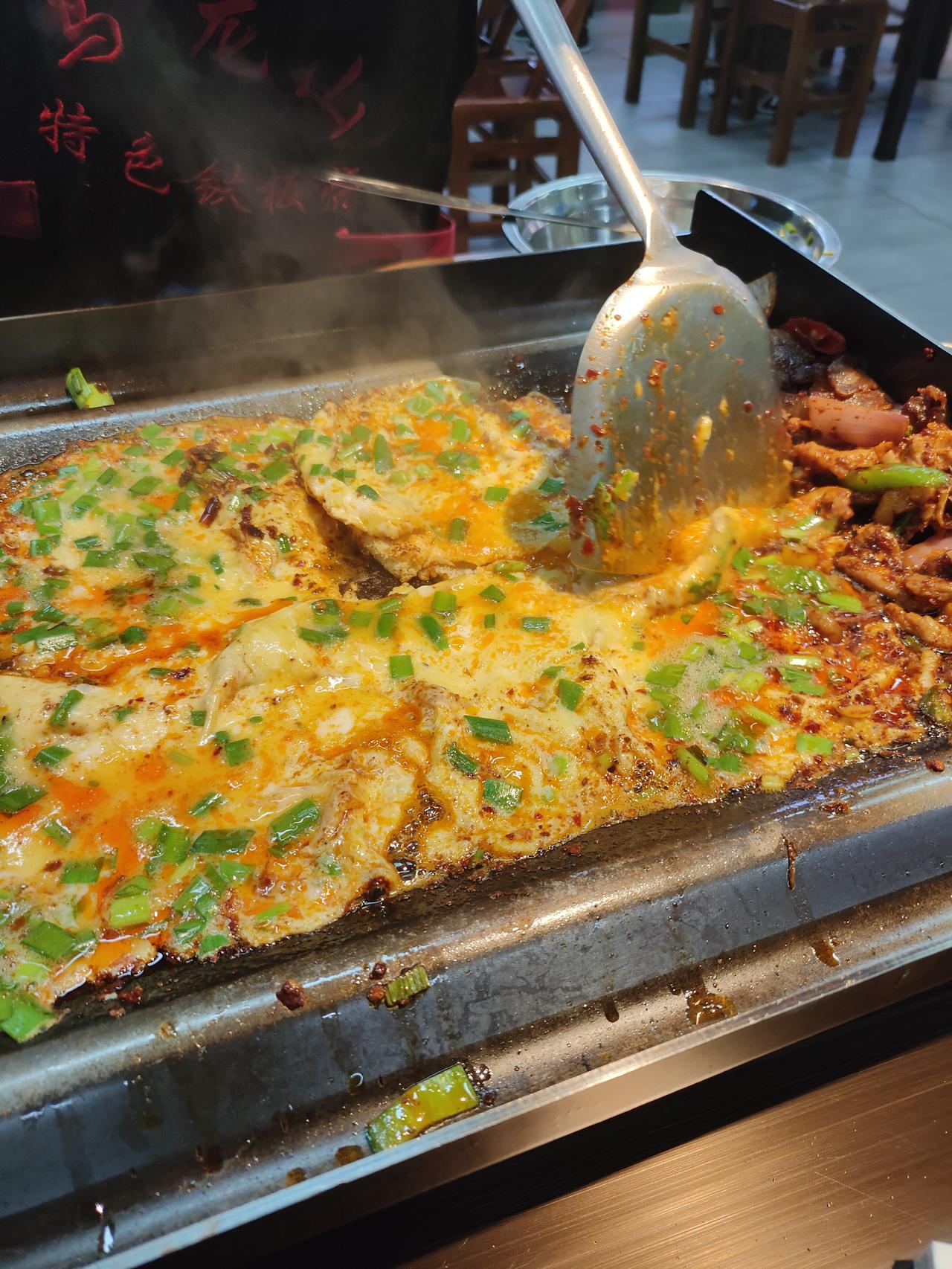 这块乌龙山铁板，才是真正的“米饭杀手”。

五花肉和鸡腿是主角，微辣是性格，喷香