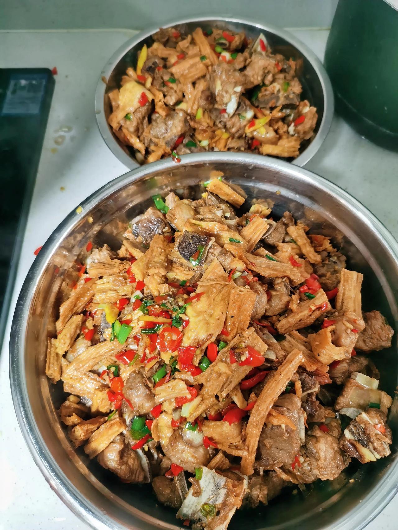 今日公司食堂家常菜谱：
红烧排骨
素炒红萝卜
冬瓜骨头汤。

快一年的困境，
让