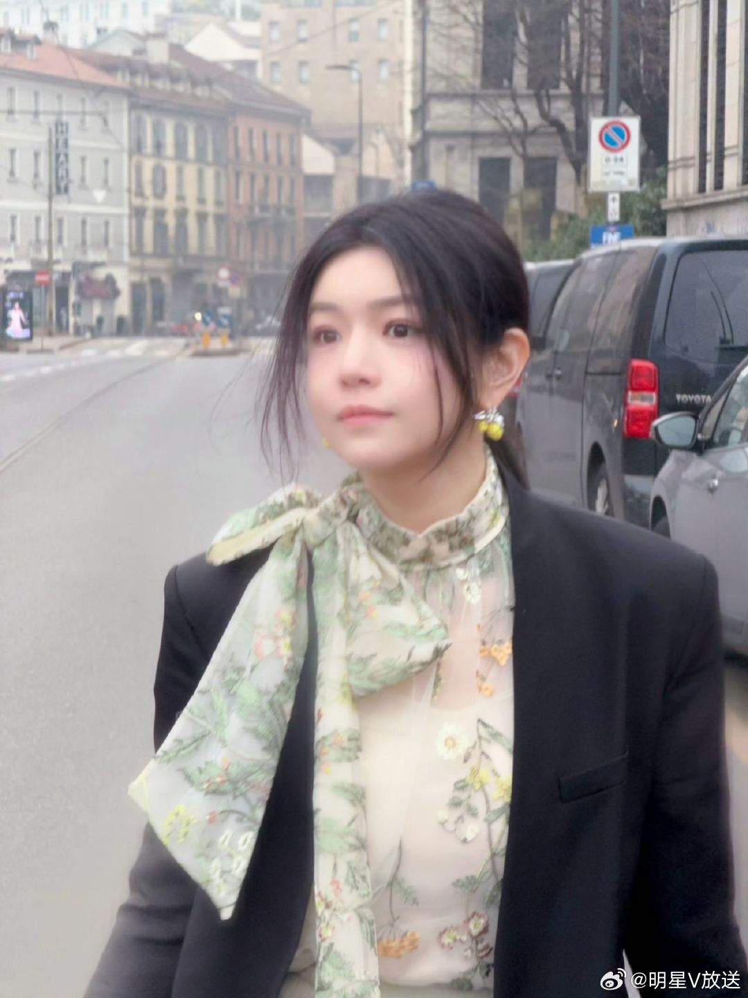 陈妍希陈小纭合照陈妍希陈小纭米兰闺蜜局 哇！陈妍希陈小纭在米兰时装周同框合体啦～