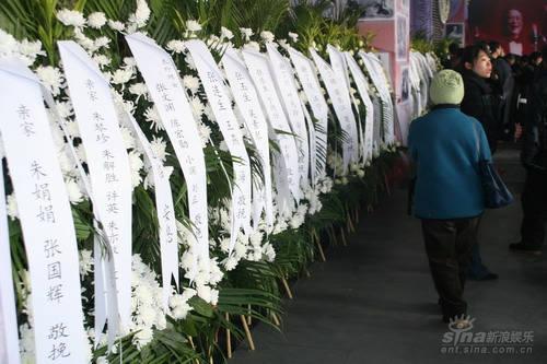 向府这场葬礼，真是看得人唏嘘不已！殡仪馆外花圈排至街角，众多警员到场维持秩序，现