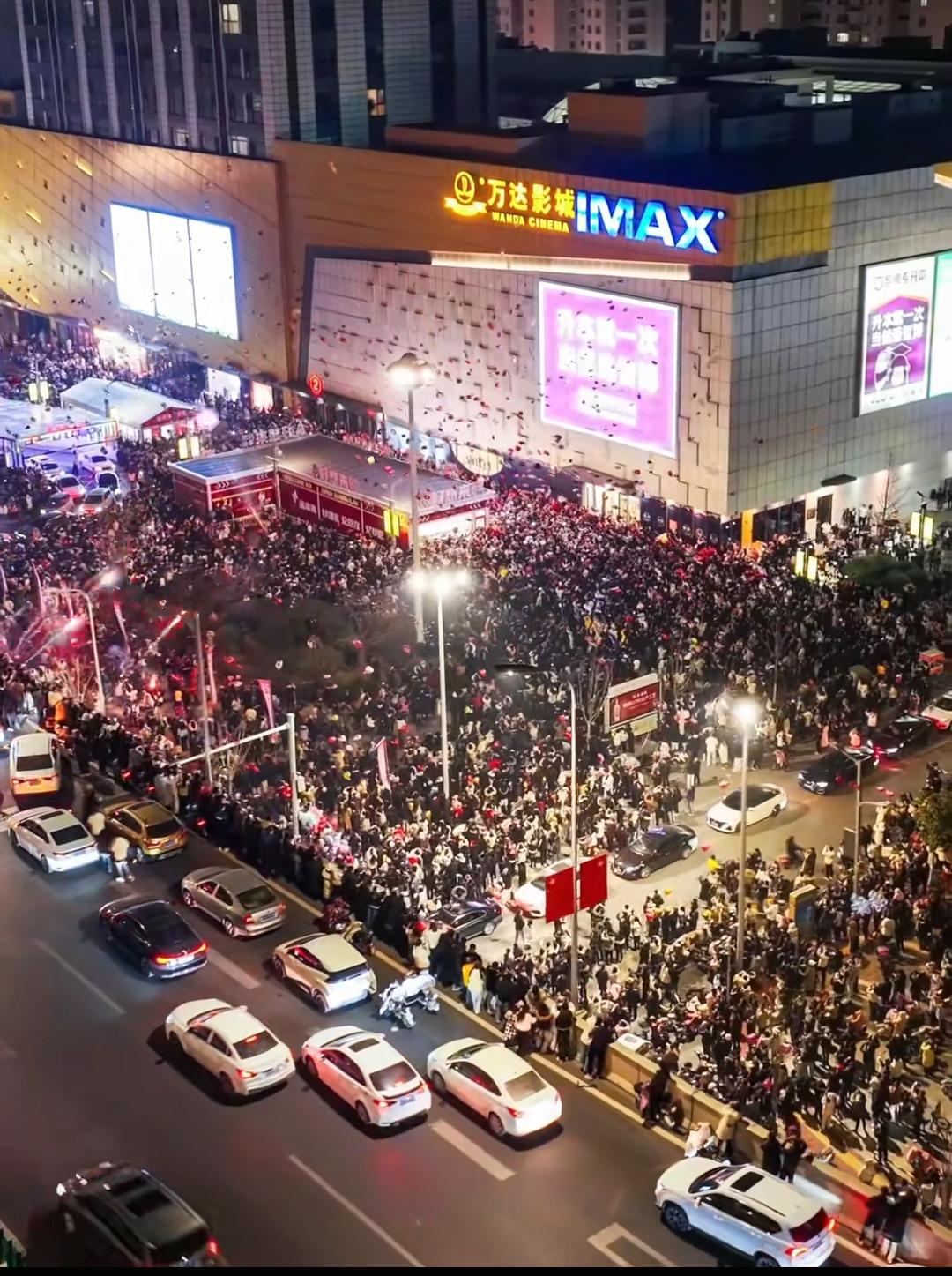 人山人海 见证菏泽万达的跨年盛典，烟花映亮天际，这一刻注定难忘！＃菏泽跨年