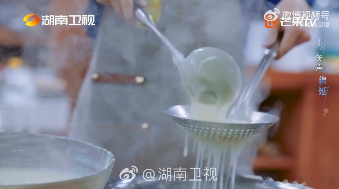 王俊凯中餐厅音乐厨房王俊凯做凉虾的BGM是从前中餐厅 王俊凯一边听《从前》一边做